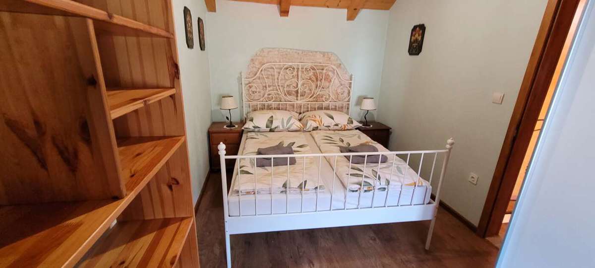 Tenuta con due case in pietra e piscina